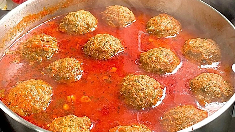 הכופתא של סבתא נטליה: כדורי בשר רכים-רכים ברוטב אדום סמיך ומנחם