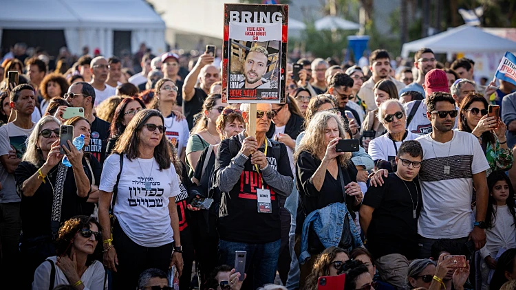 אלפים חוגגים בכיכר החטופים: "נחזיר את כולם"