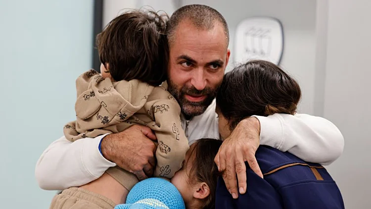 "חיכינו הרבה זמן": משפחות החטופים ששוחררו שוב יחד