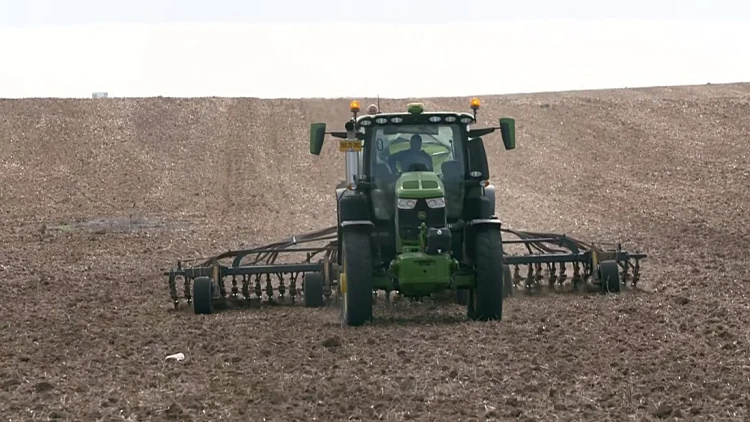 "לא יישברו אותנו": החקלאים בקיבוץ בארי חזרו לחרוש את השדות