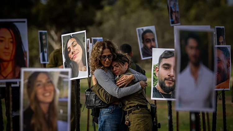 מיצג למען השבת החטופים ממסיבת היטבע ברעים