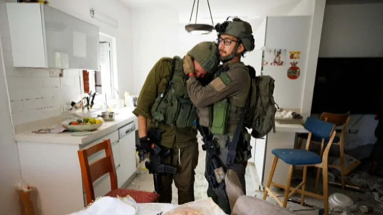 "זו חובתי המקצועית ומוסרית": זיו קורן מצלם בלב המלחמה בעזה