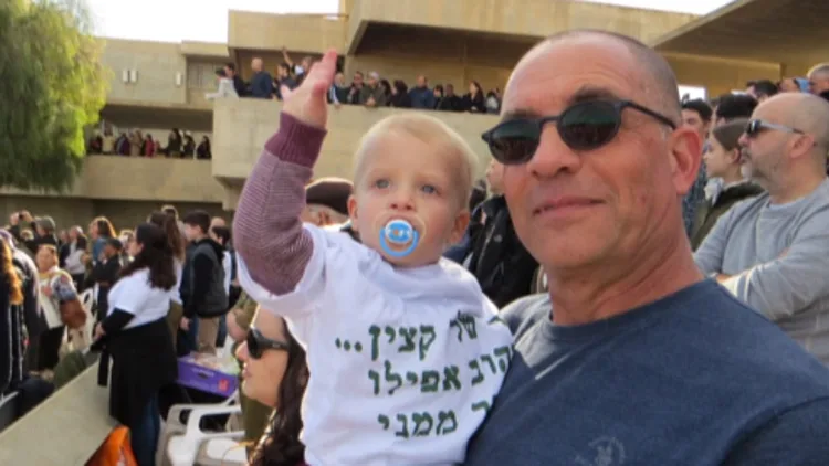 "יש לי רעיון": נכדו בן ה-7 של החטוף מייעץ לקצין הקישור