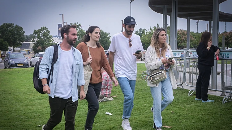 משפחות החטופים הטיחו בחברי הקבינט: "משפילים אותם בשבי"