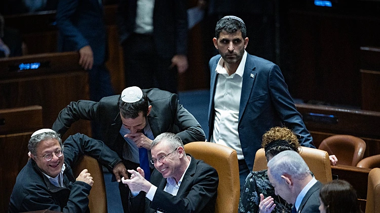 בשקט, בלי הכרזות - ובחתיכות קטנות: המסלול העוקף למהפכה