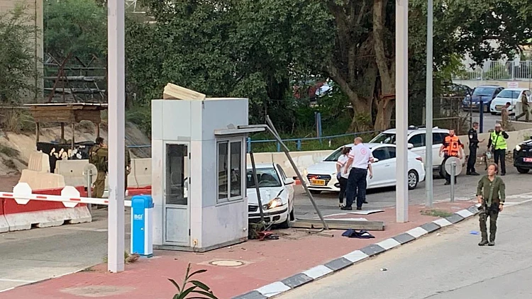 רכב נמלט מניידת משטרה ופצע קשה חיילת ליד צריפין, שניים נעצרו