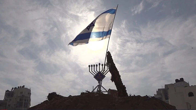 בזירת מפגן הכוח של חמאס: חנוכה עם הלוחמים בכיכר פלסטין