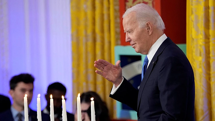 הנשיא ביידן בהדלקת נרות חנוכה בבית הלבן