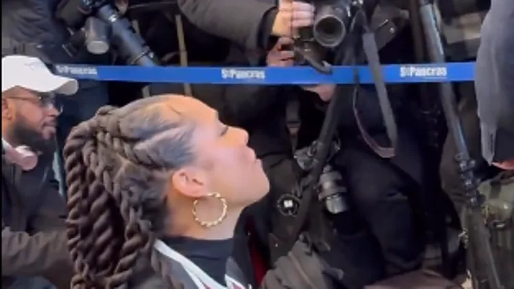 אלישיה קיז בתחנת הרכבת בלונדון