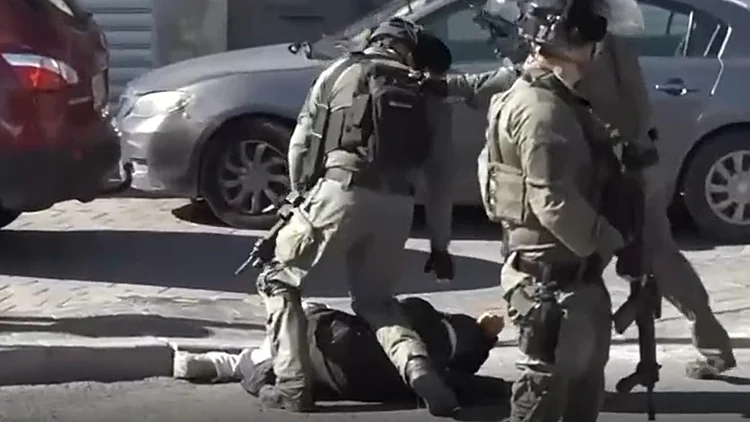 שוטרי מג"ב שתועדו מכים עיתונאי במזרח ירושלים הושעו מתפקידם