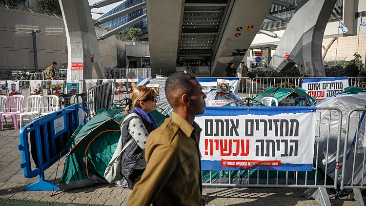 Whatsapp Image 2023 12 מאהל המחאה בת"א משפחות החטופים חרבות ברזל17 At 1