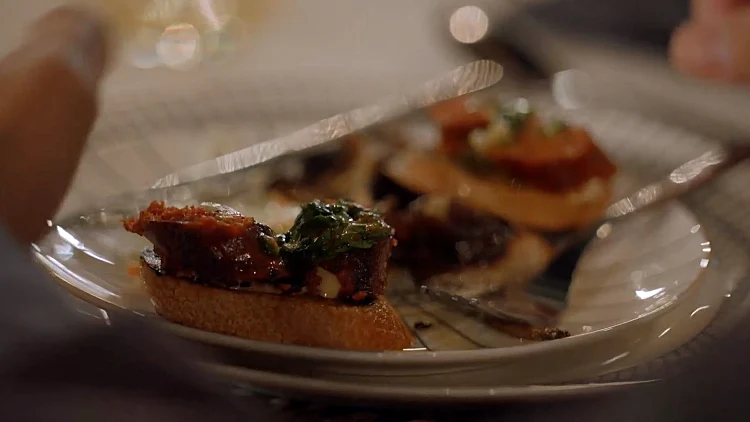 מנה בקטנה: מתכון לברוסקטה עם צ'וריסו, צ'ימיצ'ורי ואיולי