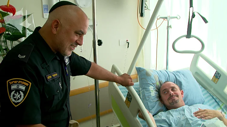 "השלים עם זה שהוא מת": המפגש בין הפצוע לשוטר שהציל את חייו