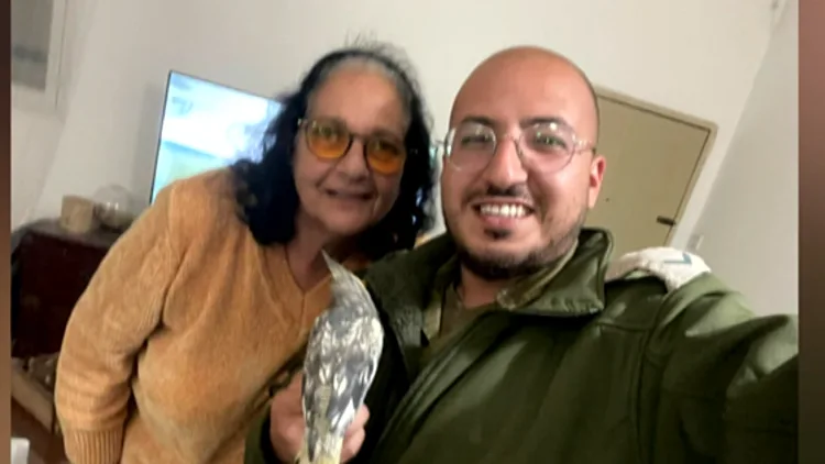 "אחת נחטפה והשנייה הצילה אותי": התוכיה שנחטפה לעזה וחזרה