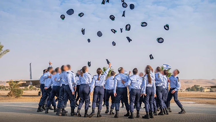 רגע לפני סיום קורס טיס: 15 צוערים נשלחו לכלא צבאי, קצין יודח