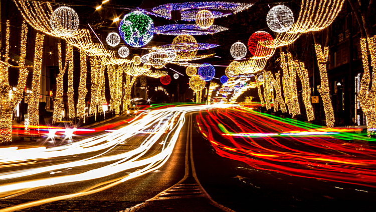 Tbilisi,,rustaveli,ave.,c חג מולד מקושט להפליא בטביליסי hristmas,decorations,on,main,avenue,and,car