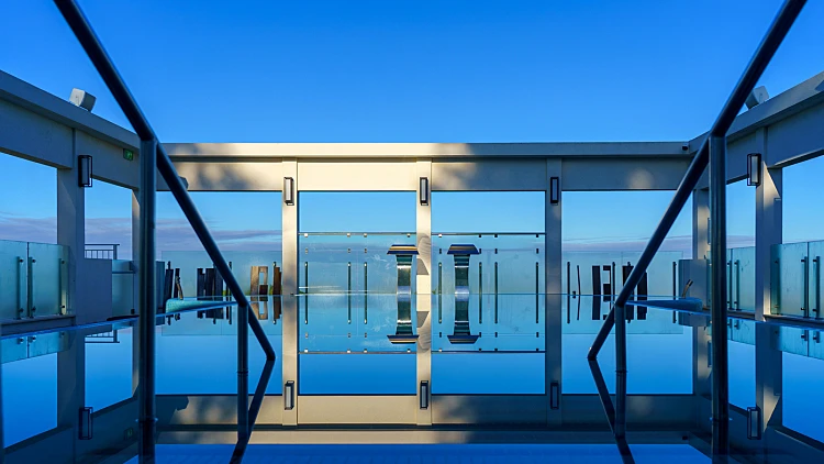 מלון אלמונד - בריכה על הגג בקו הנוף