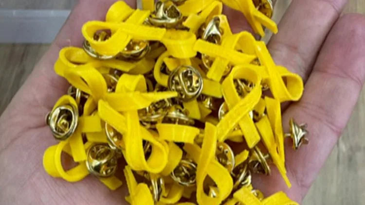 "הדפסתי ומאז הכל היסטוריה": מי עומד מאחורי סיכות החטופים?