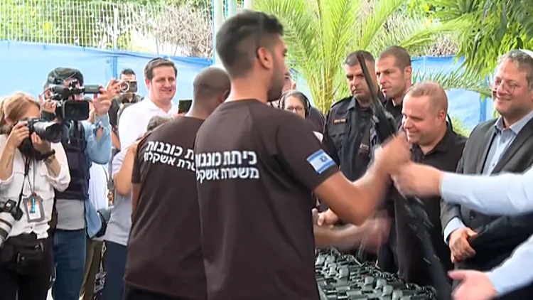 היועמ"שית: "התמונות של בן גביר מחלק נשק - תעמולה אסורה"