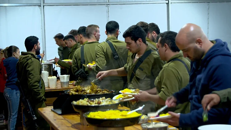 "כמו להיכנס הביתה": המושב שהפך לתחנת רענון לחיילים שיוצאים מעזה