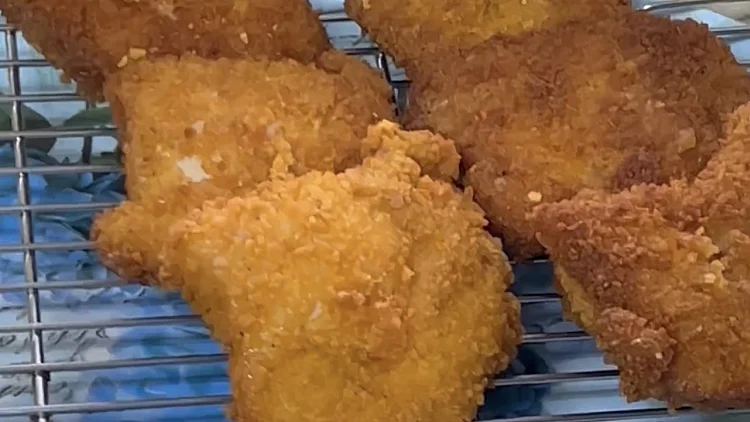 דאבל קראנץ' ועסיסיות מטורפת: שניצל, אבל לא מהחלק המוכר בעוף