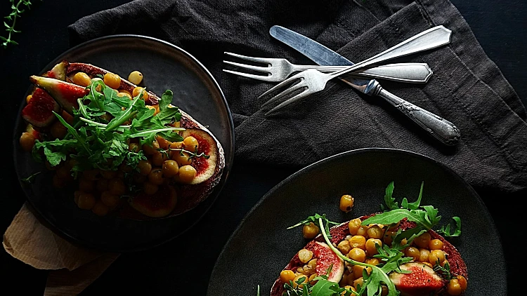 ברוסקטת תאנים וחומוס