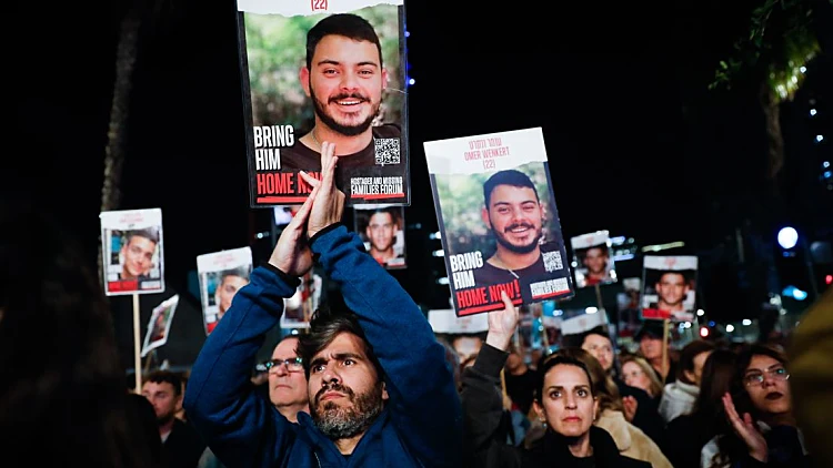 "תחזירו אותם עכשיו!": אלפים למען החטופים בת"א ובקיסריה