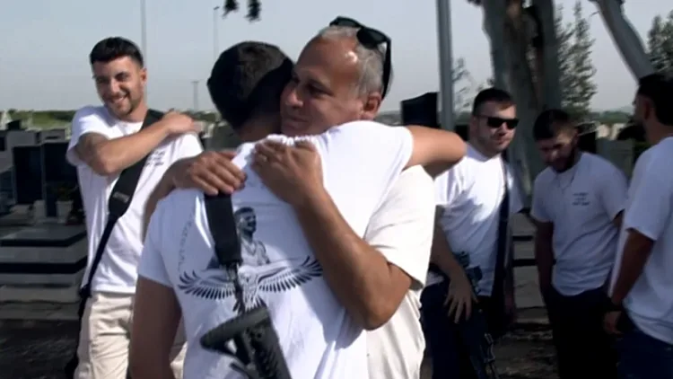 "קשר מיוחד": אסף נפל, הוריו נפגשו לראשונה עם חבריו לנשק