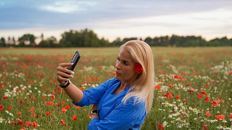 סלפי באמצע שדה של פרחים