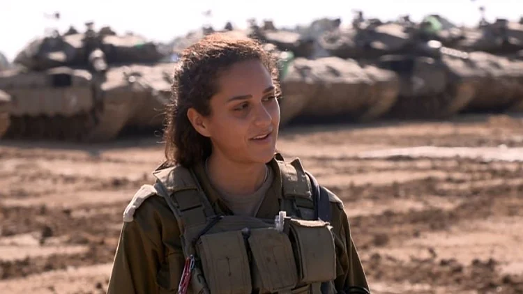 גורמה בעזה: קצינת אספקה ביום, בלוגרית אוכל בלילה