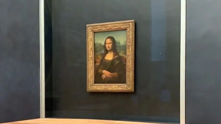 הלובר בהלם: שתי פעילות אקלים השליכו מרק לעבר המונה ליזה