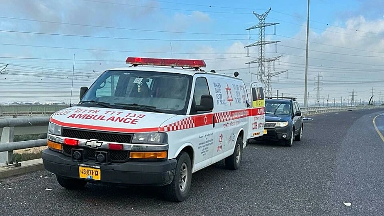 אמבולנס בכביש 1