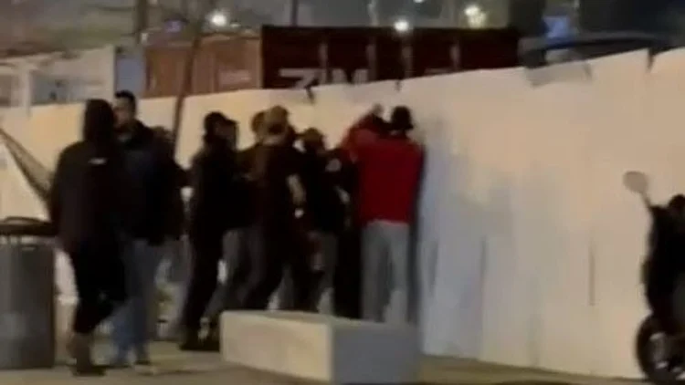 תיעוד קשה מהדרבי הירושלמי: אוהדי הפועל תקפו אוהדי בית"ר