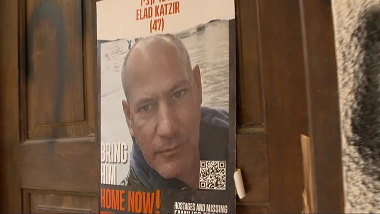 "הוא מחכה שיצילו אותו": חבריו של אלעד קציר שבו לבית ממנו נחטף