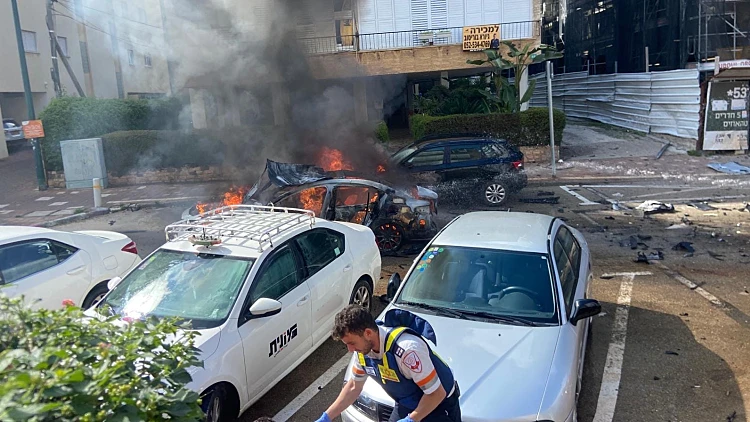 חשד לחיסול: גבר כבן 30 נהרג בפיצוץ רכב בפתח תקווה
