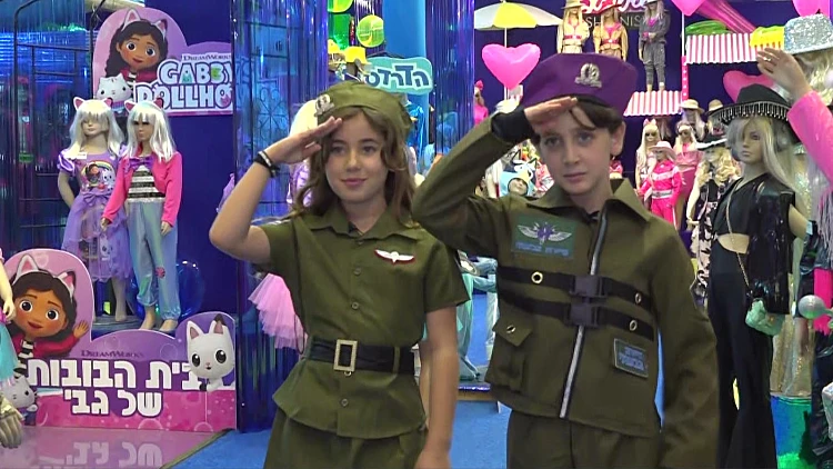 חיילים, שוטרים ודגלי ישראל: תחפושות המלחמה לפורים