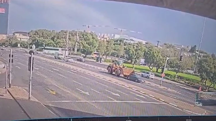 טרקטור פגע ברכב במחלף גלילות - ועורר בהלה | תיעוד מהזירה