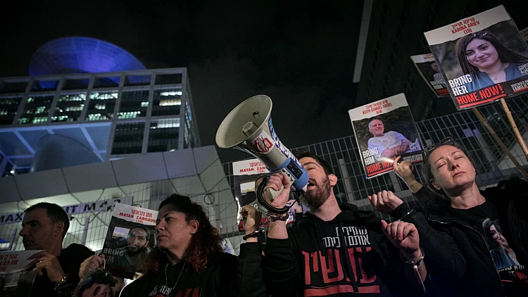 הפגנת משפחות החטופים מחוץ לקריה