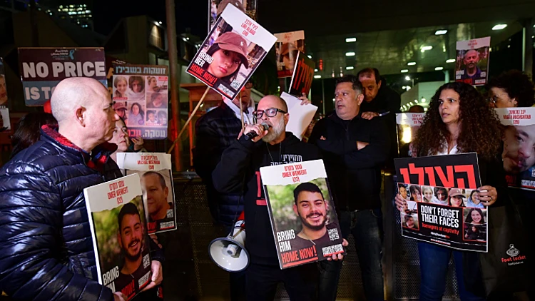 הפגנת משפחות החטופים מחוץ לבסיס הקריה בתל אביב מלחמת חרבות ברזל