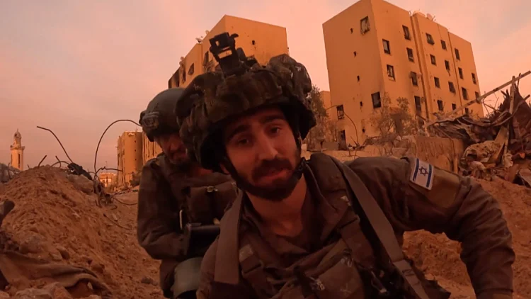 בלב עזה עם נשק, מצלמה ועט: יומן המלחמה המצולם של לוחם המילואים