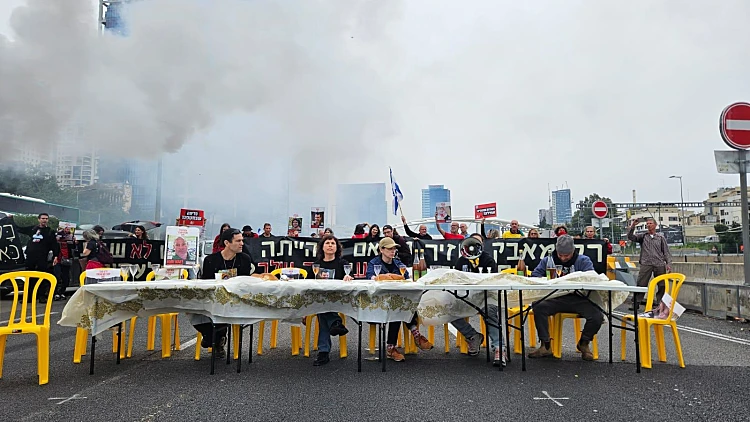 "לדעת שעושים הכל": משפחות החטופים ערכו קבלת שבת באיילון