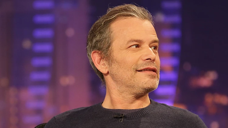 שחקנית טענה שרמי הויברגר הטריד אותה - ההצגה הושהתה