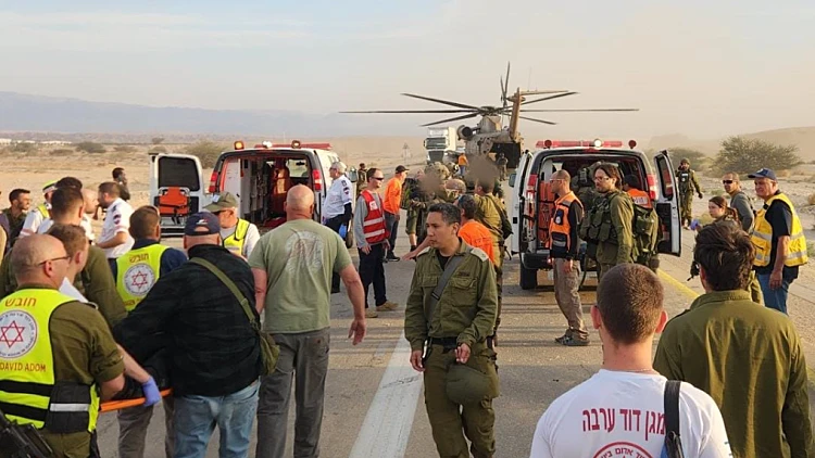 תאונה קשה בערבה: 15 פצועים באוטובוס שהתהפך בכביש 90