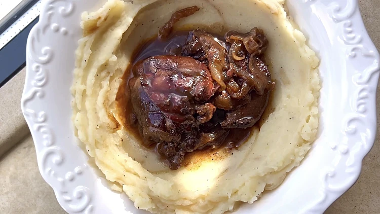 הקלאסיקה של המסעדות: כבדים ביין על פירה קטיפתי בלי טיפת חמאה