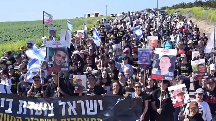 נמשכת צעדת משפחות החטופים לי-ם: "להשיב אותם הביתה"