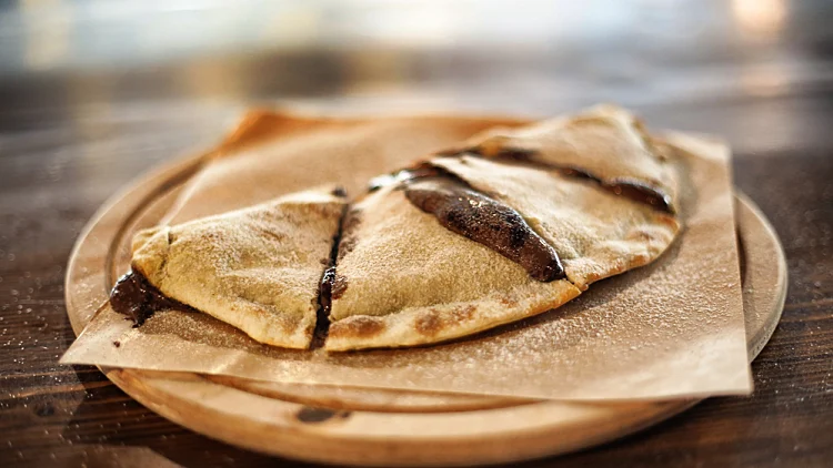 קינוח רחוב כבר אכלתם? סמבוסק כמו ביפו עם שוקולד ובננות