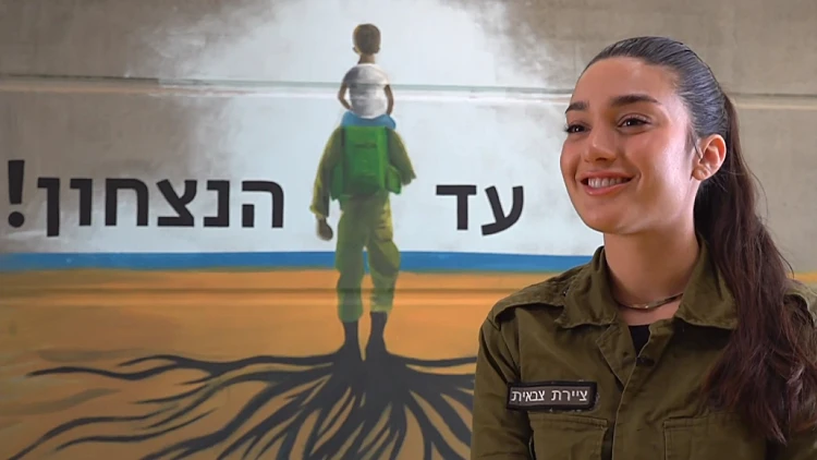 "מוסיפה צבע לצה"ל": לוחמת הגרפיטי שמקשטת את הבסיסים