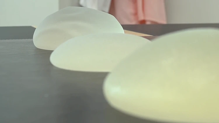 אחרי אזהרת ה-FDA: האם שתלי סיליקון בחספוס גס באמת מסוכנים?