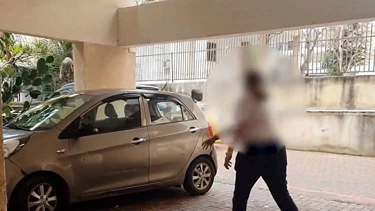 ניפצה חלונות ושמשות של 7 מכוניות: כתב אישום נגד תושבת ר"ג