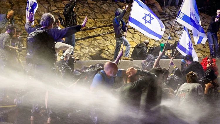 עימותים ועצורים במחאה נגד הממשלה בת"א; איילון נחסם